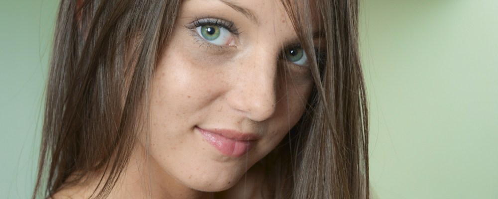 Девушка в футболке улыбается