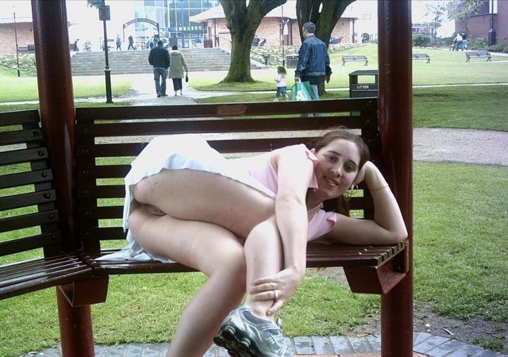Без трусиков в общественном месте