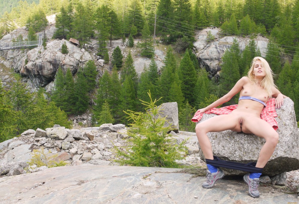 Голые туристы в горах