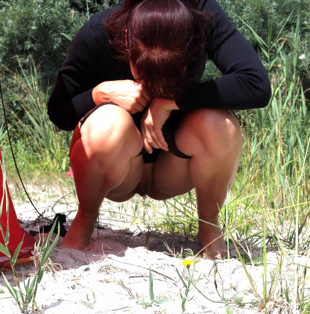 Женщины подглядывают за голыми мужчинами