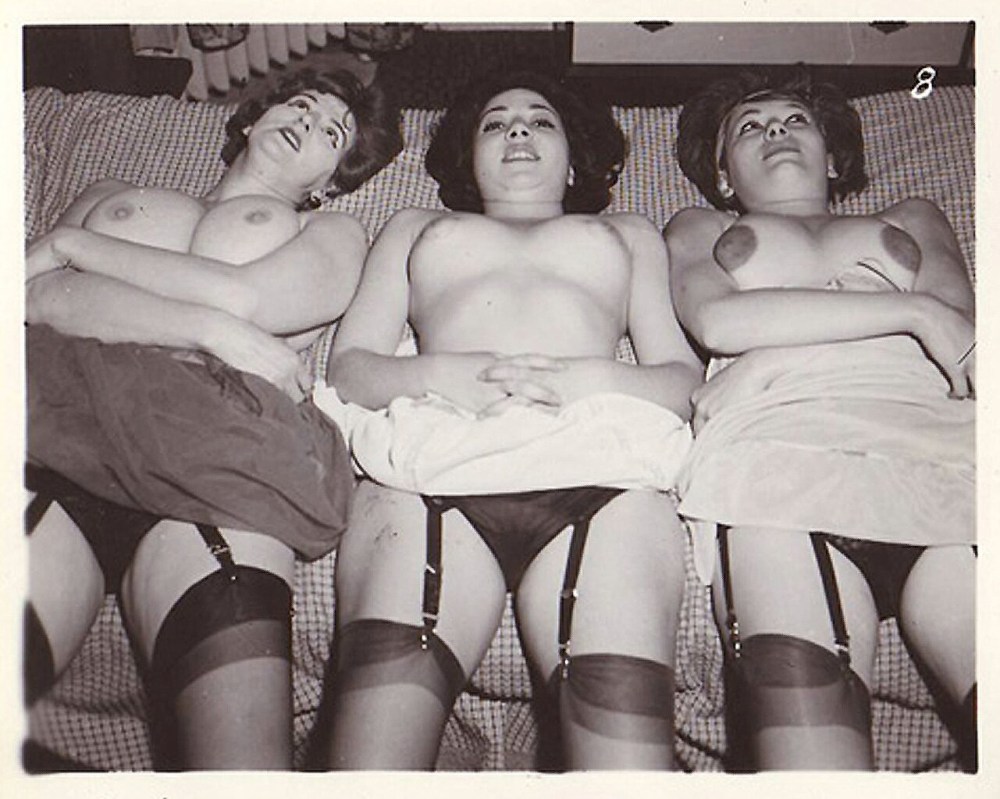 Голые женщины в трусах ретро