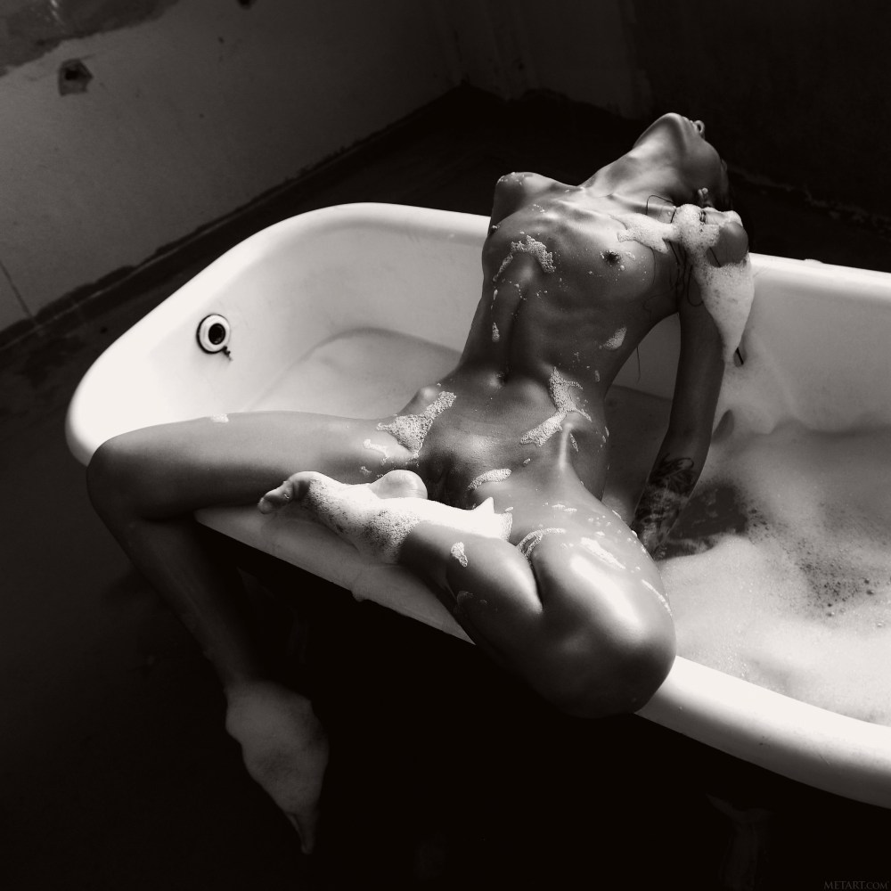 Девушка в ванной эротическая