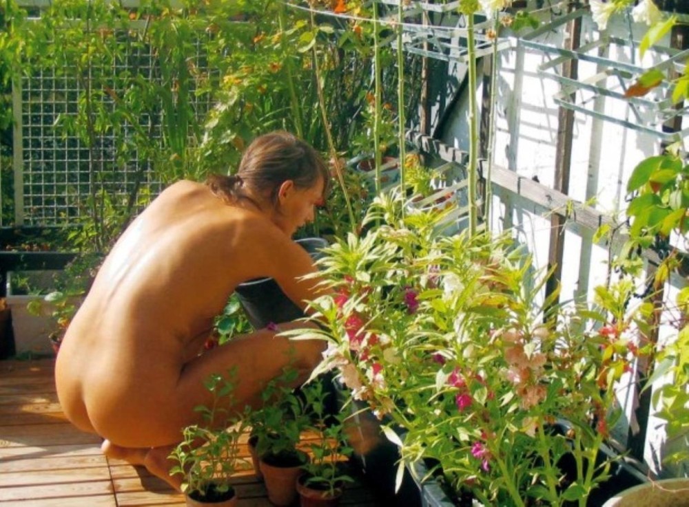 Голая женщина в теплице