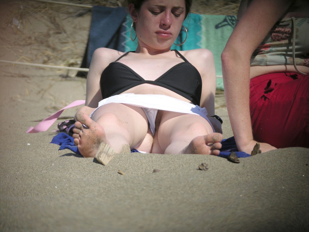 Красивые пиздёнки в трусиках на пляже