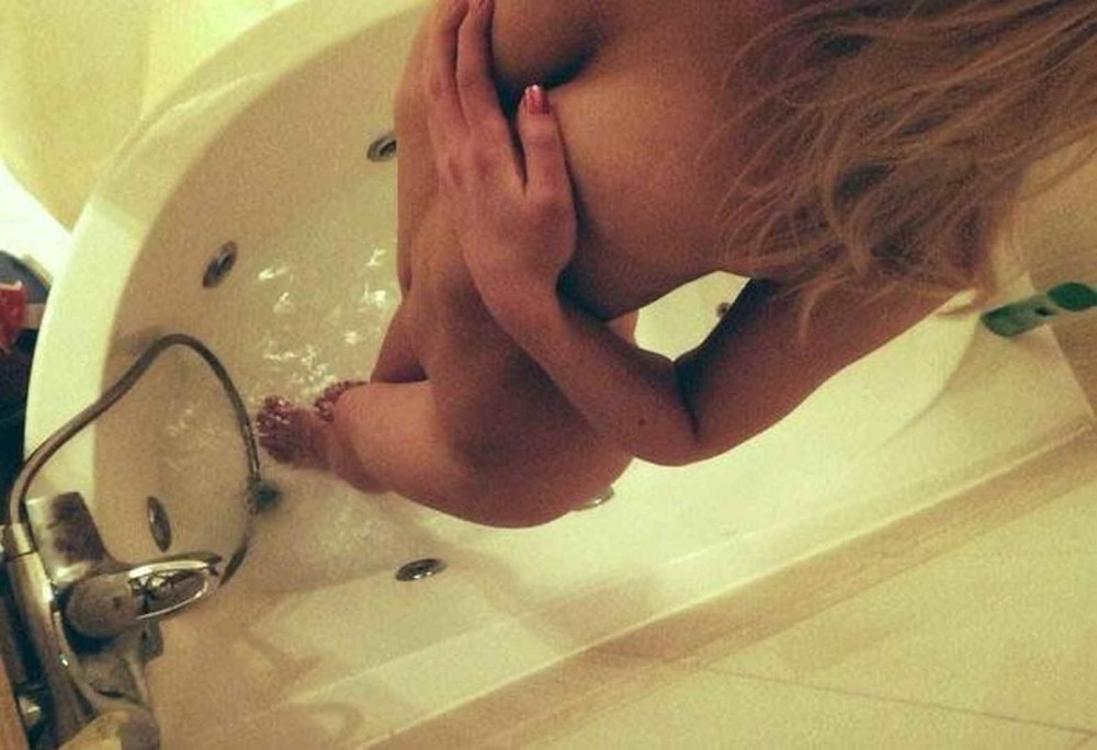 Сиськи в ванной с пенной