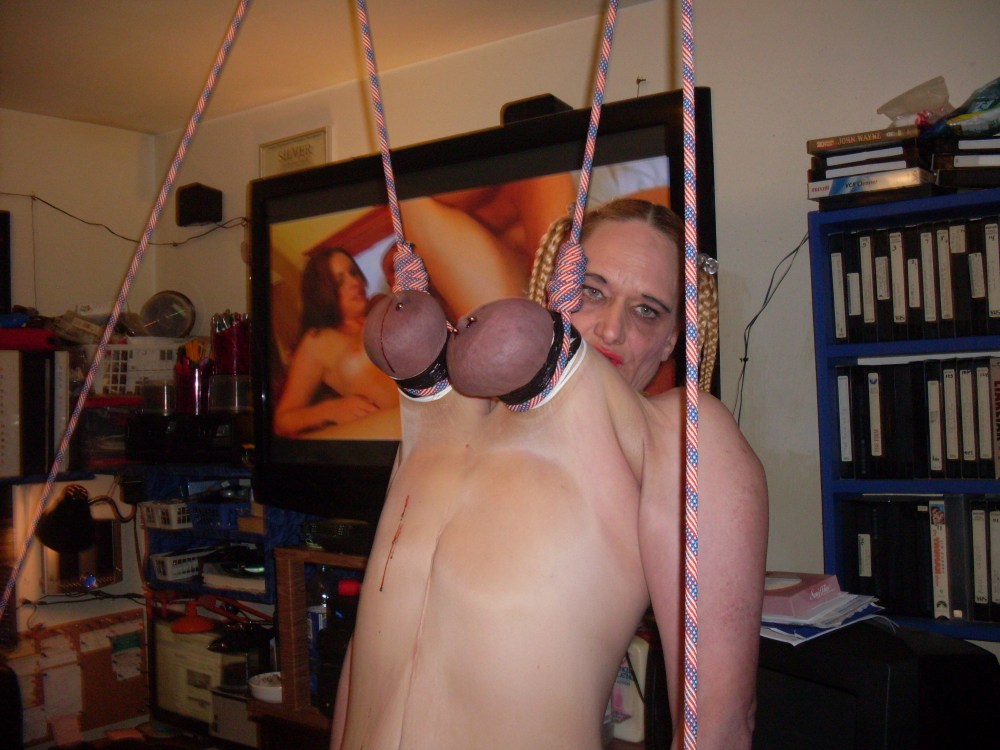 Женщины подвешенные за груди