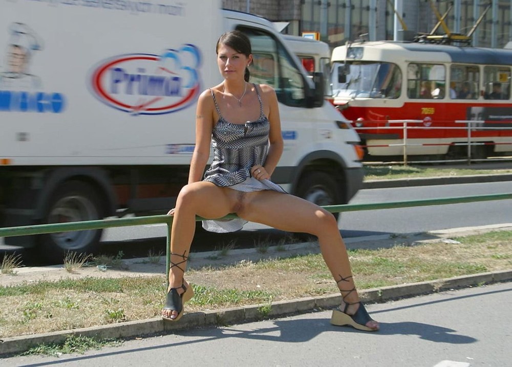 Девушки без трусиков раздвигают ноги на улице