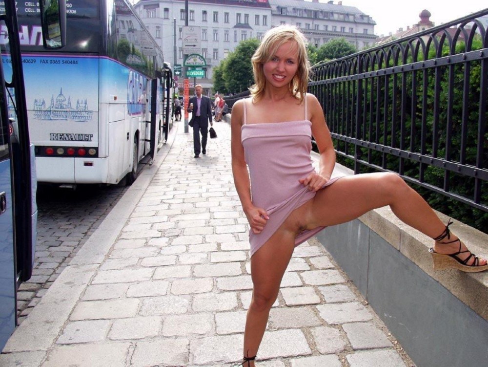 Девушки без трусиков на улице