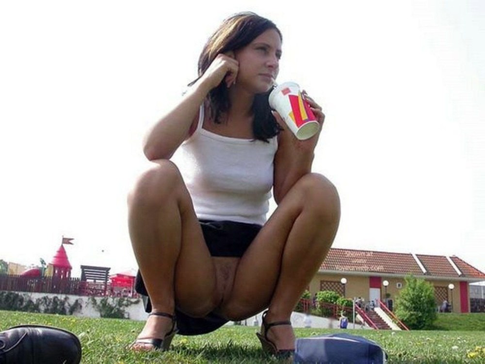 Женщины в трусах на корточках