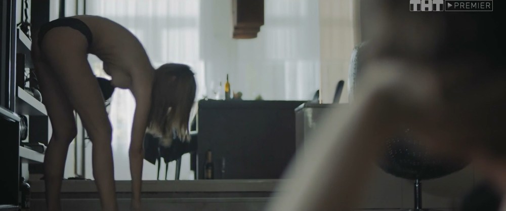 Красивая блондинка раздвинула ноги