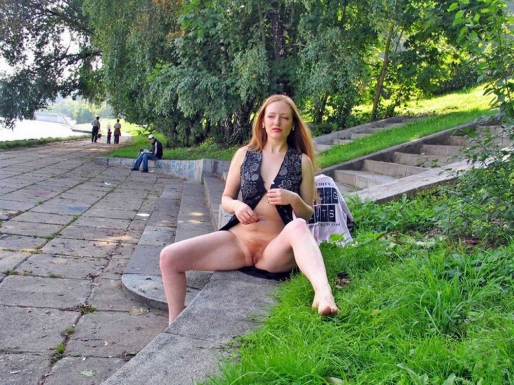 Женщина гуляет без трусиков