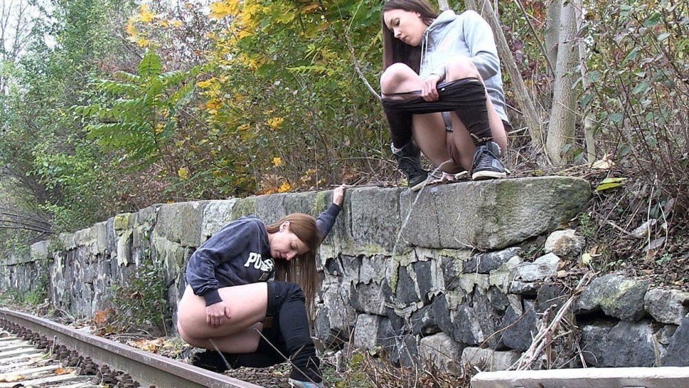 Девушки без трусов в кустах