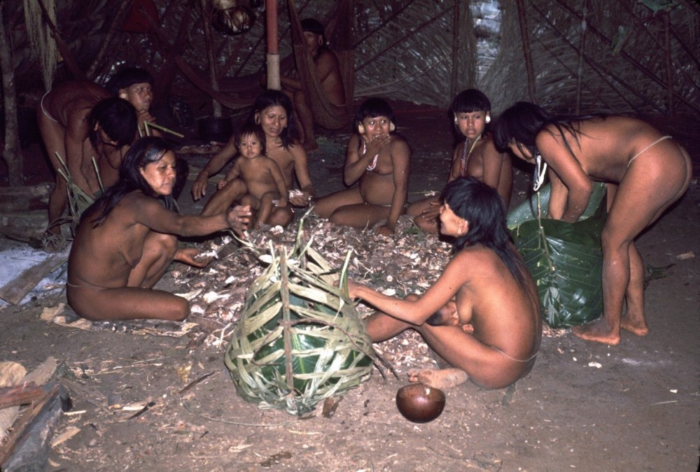 Голые женщины диких племен