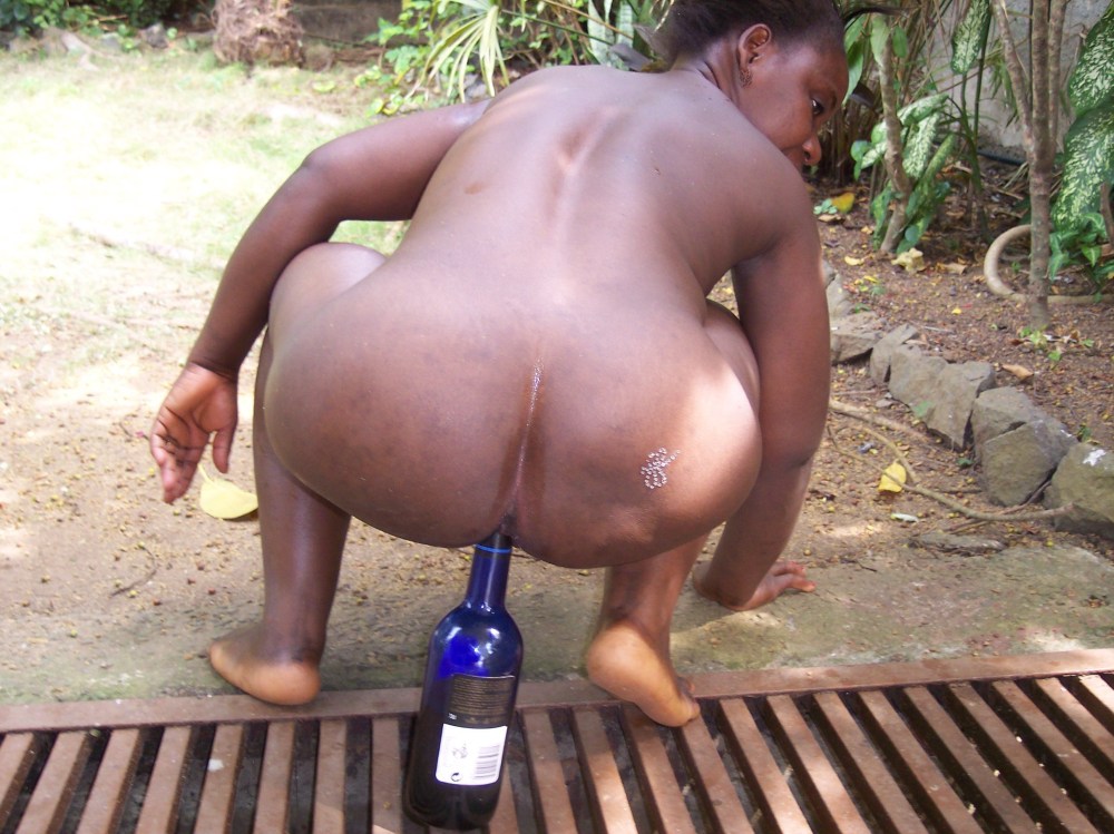 Анди Андерсон с неграми на пляже