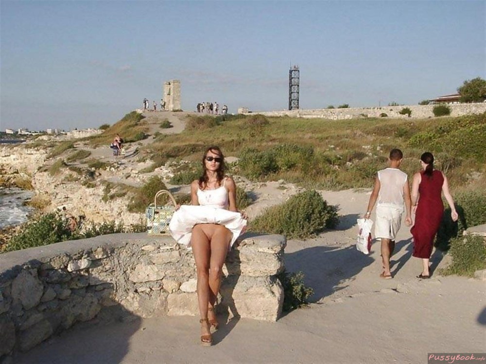 Девушка без трусов в Крыму