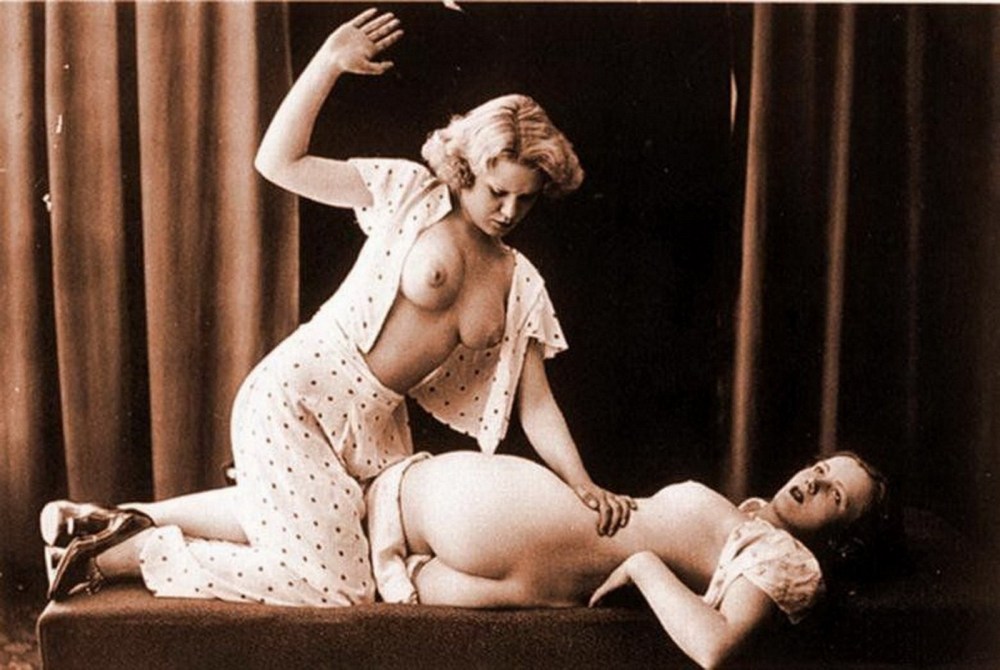 Голые женщины в чулках ретро