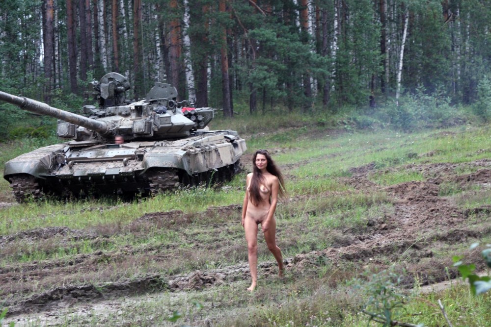 Голая у танка в Харькове