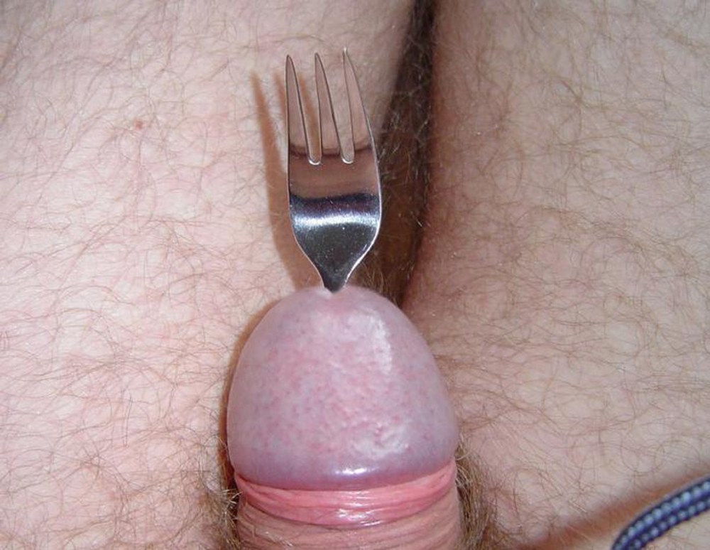 Засовывание предметов в член