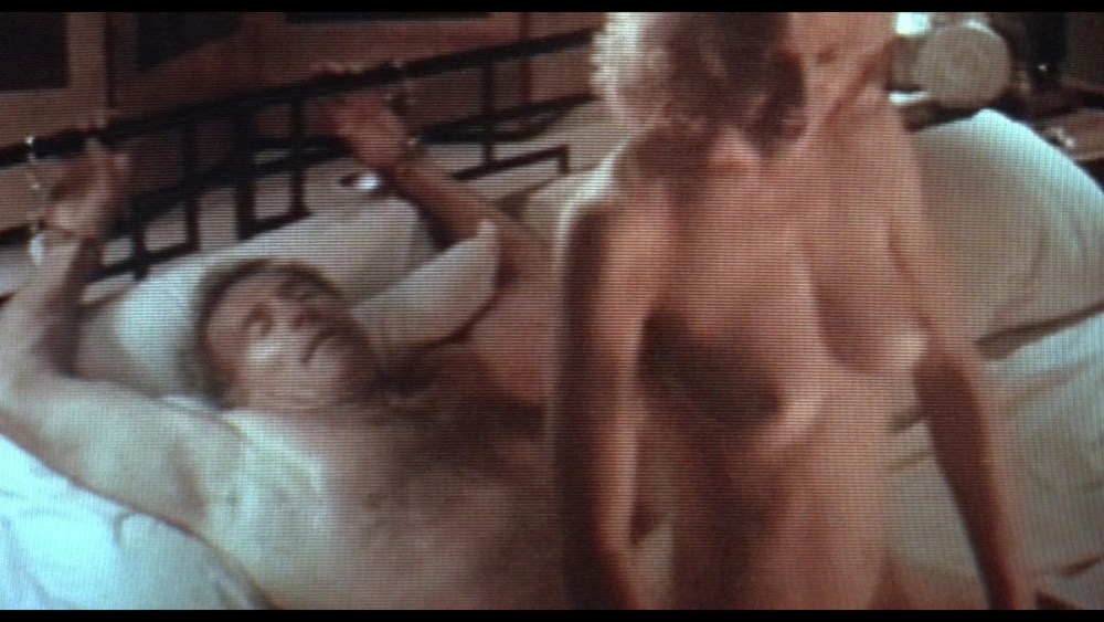 Мадонна топлесс