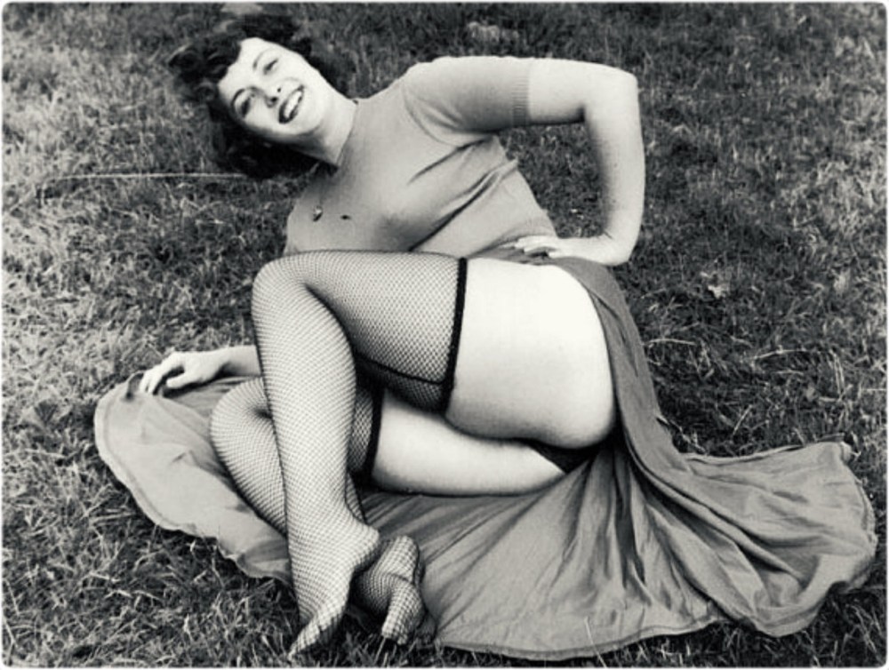 Ретро зрелая без трусиков