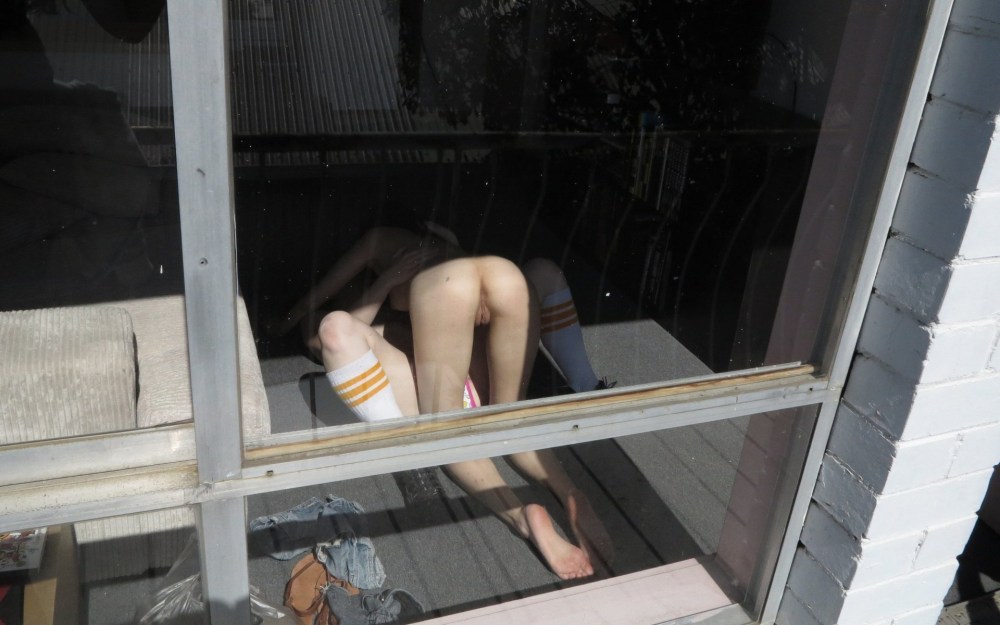 Соседка на балконе без трусов