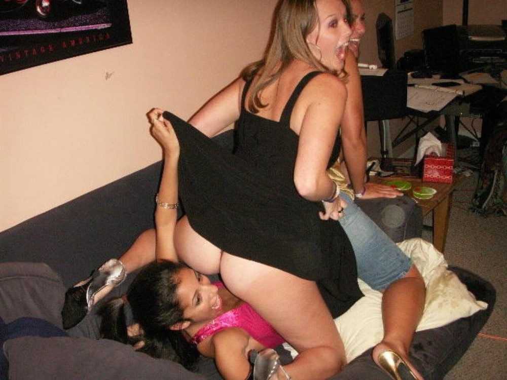 Голые женщины пьяные в чулках