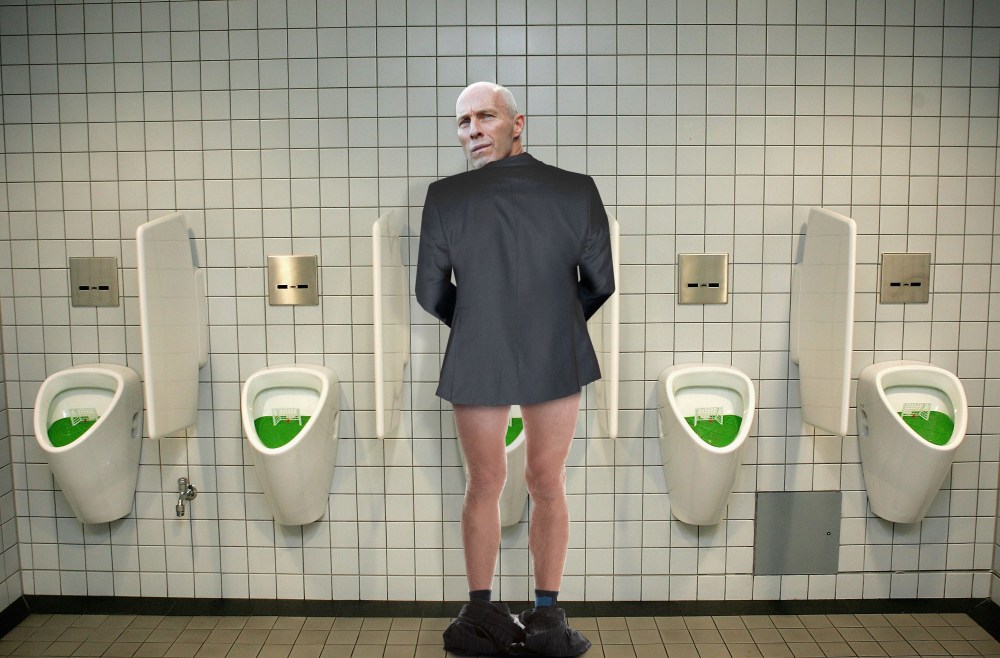 Подросток ссыт в писсуар