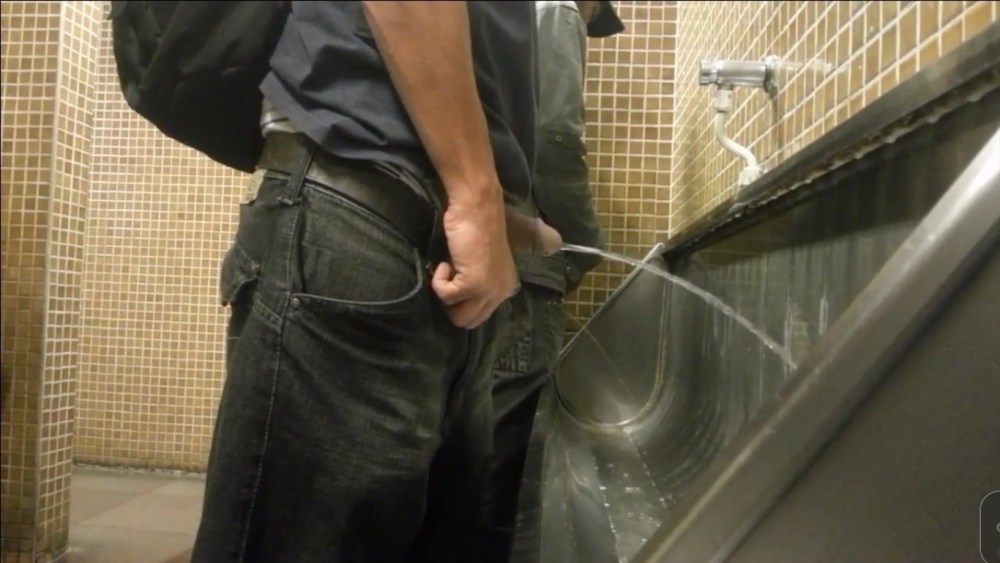 Скрытая камера в писсуаре