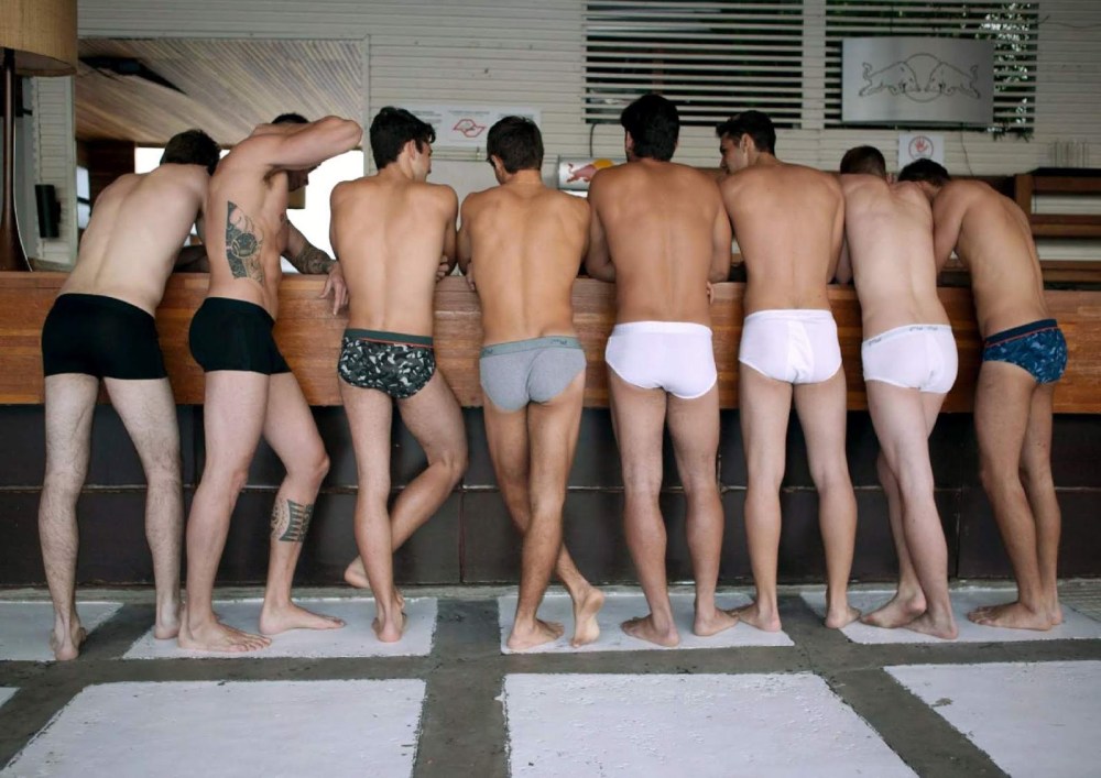 Голые задницы парней в ряд