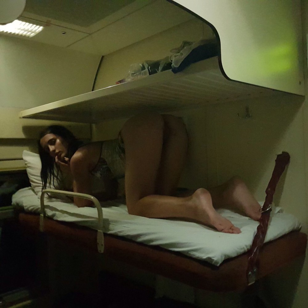 Девушки в поезде плацкарт ню