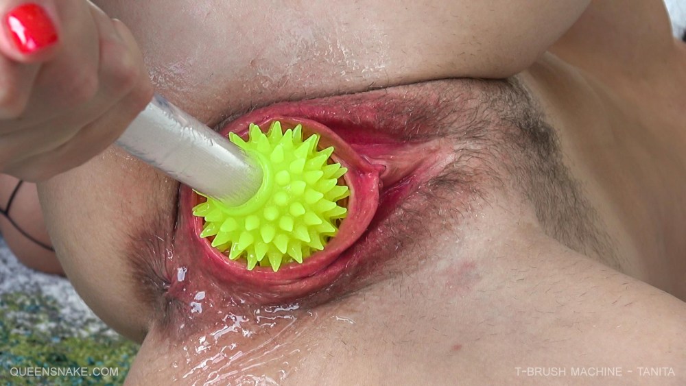 Жестокий фистинг ёршиком