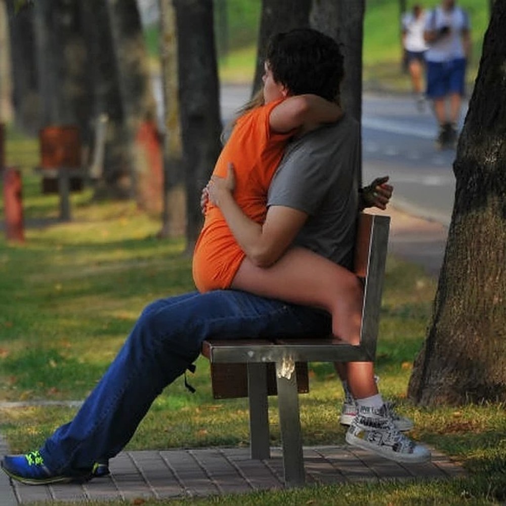 Поцелуй на скамейке