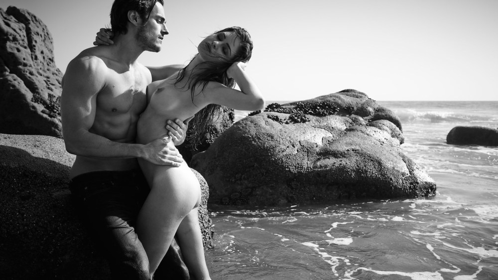 Мужчина и женщина в кровати голые