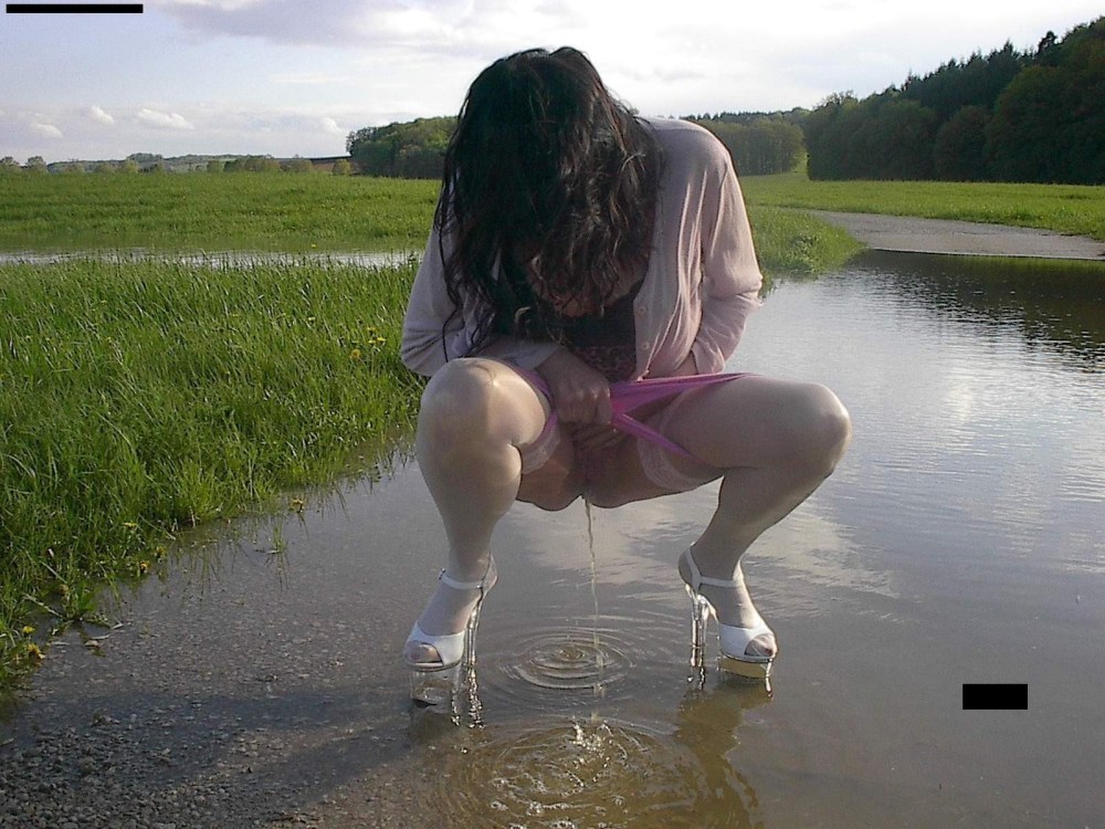 Голые женщины писают воде