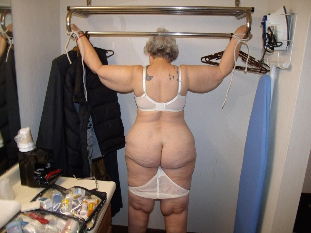 Толстые старухи со спущенными трусами