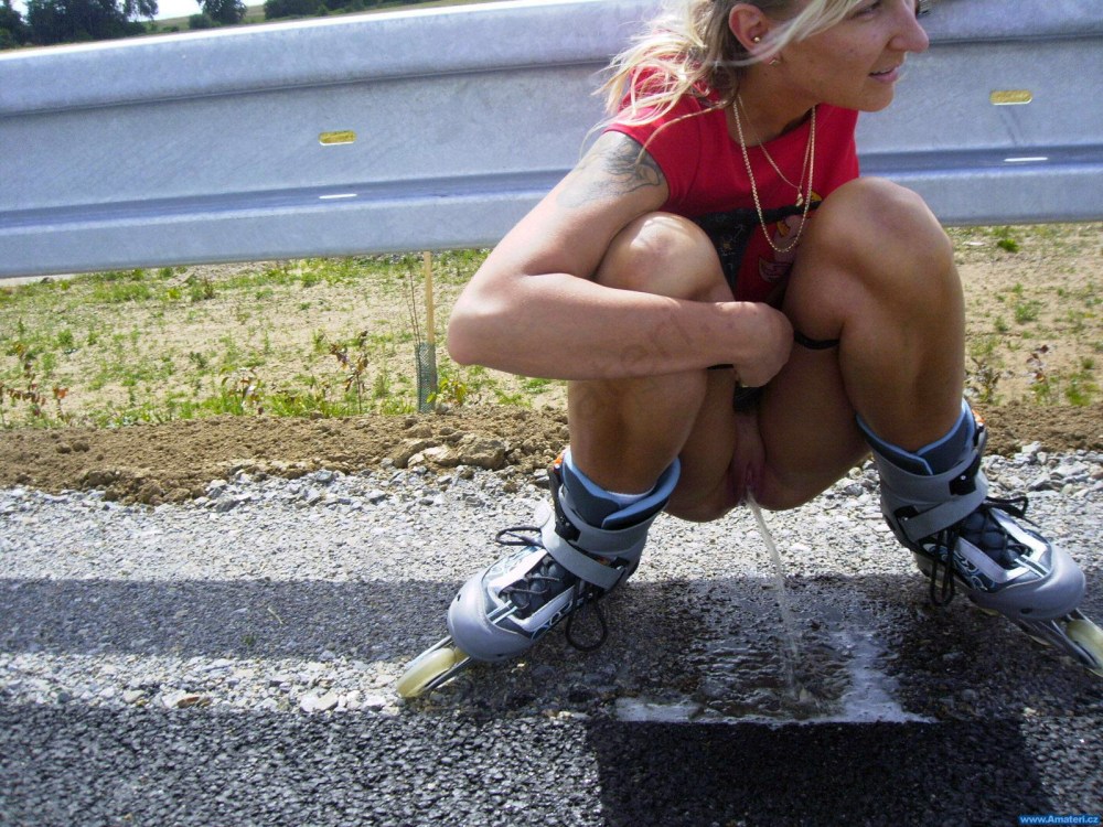 Писсинг на улице девочки