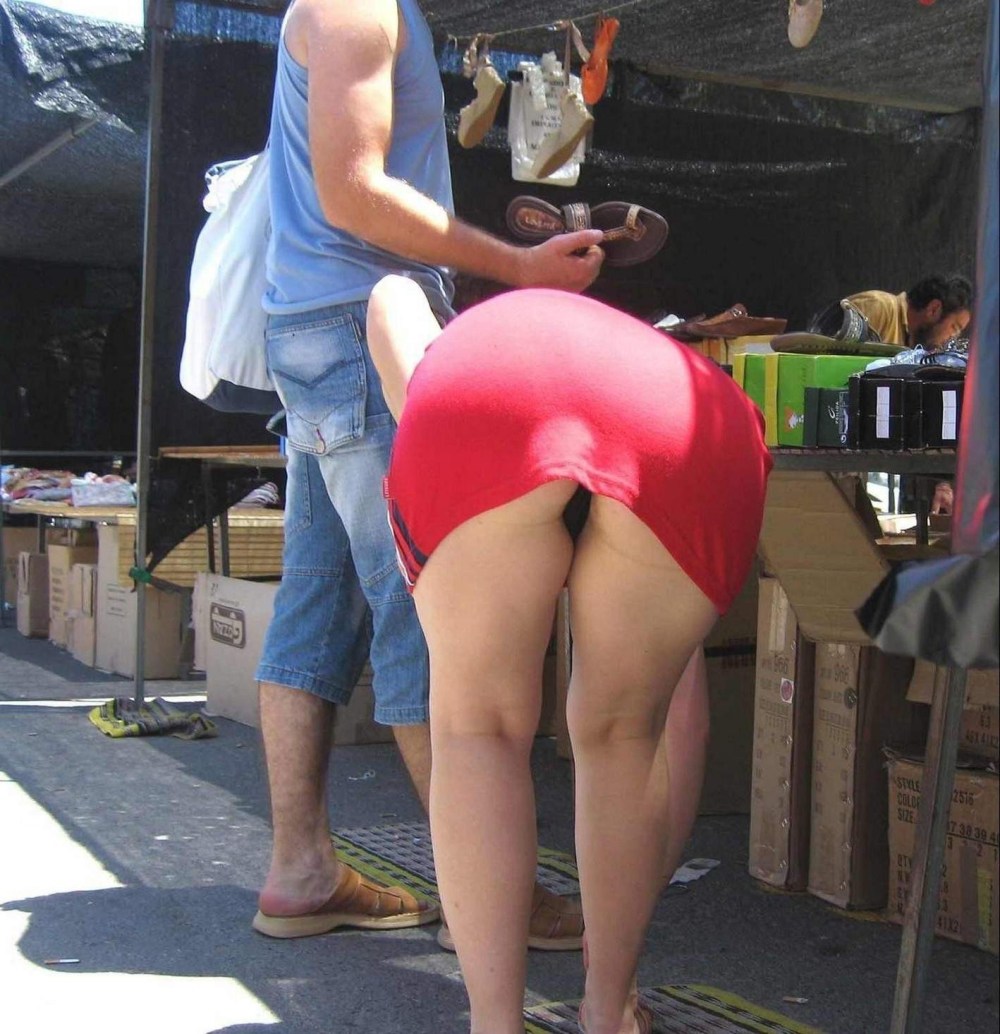 Женщины наклонились без трусов