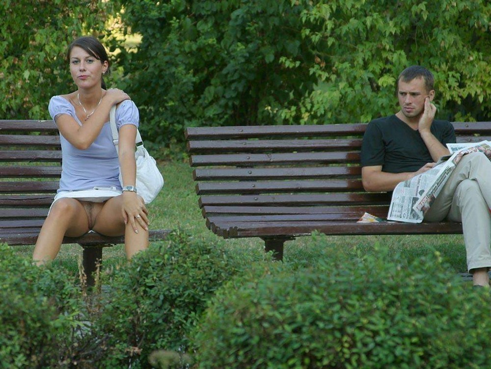 Девушка без трусиков на скамейке