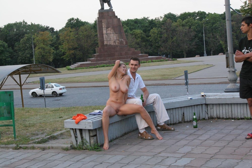 Голые женщины в городе около людей
