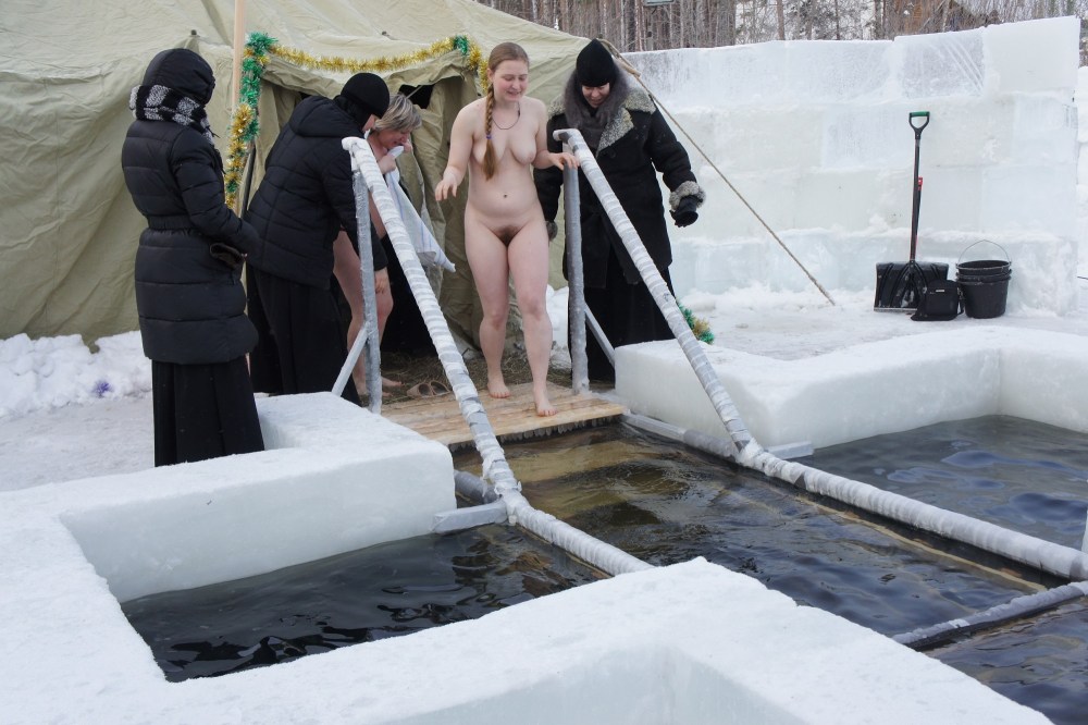 Купание в проруби голышом