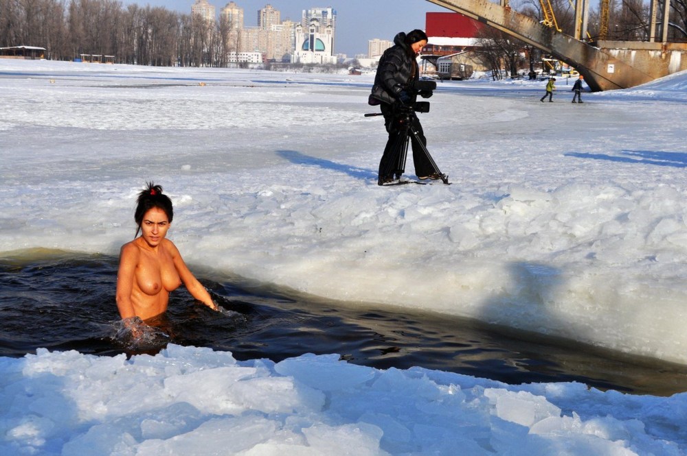 Голые девки купаются в проруби