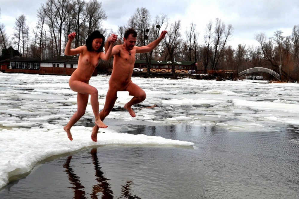 Женщины голышом в проруби