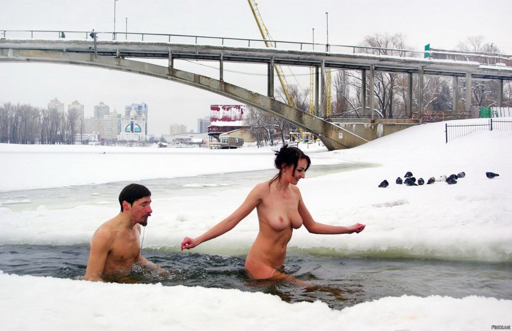 Голые купаются в проруби
