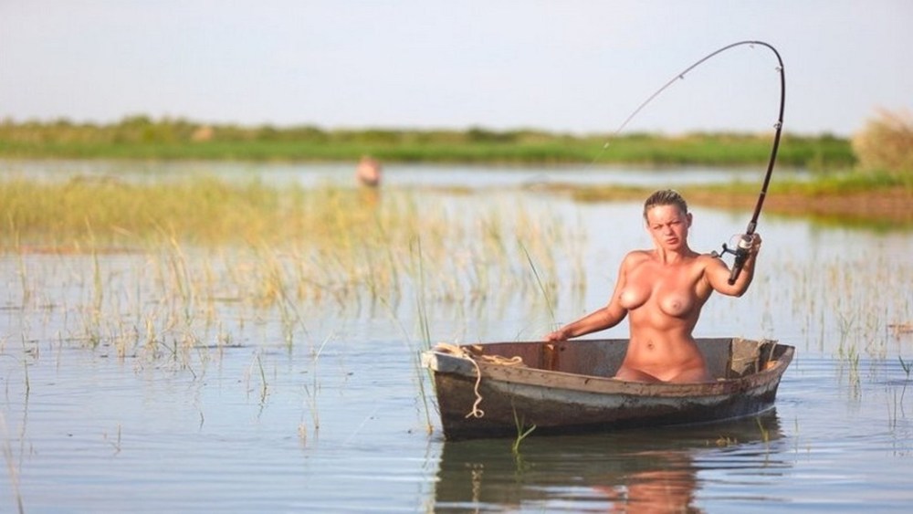 Голая красавица в лодке