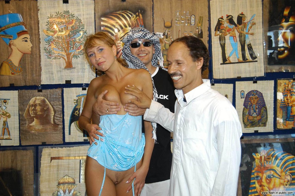 Жена разделась в Египте