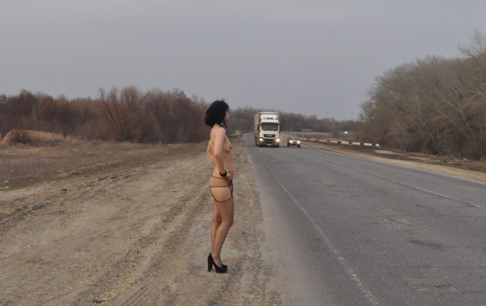 Трах в чулках возле машины на трассе