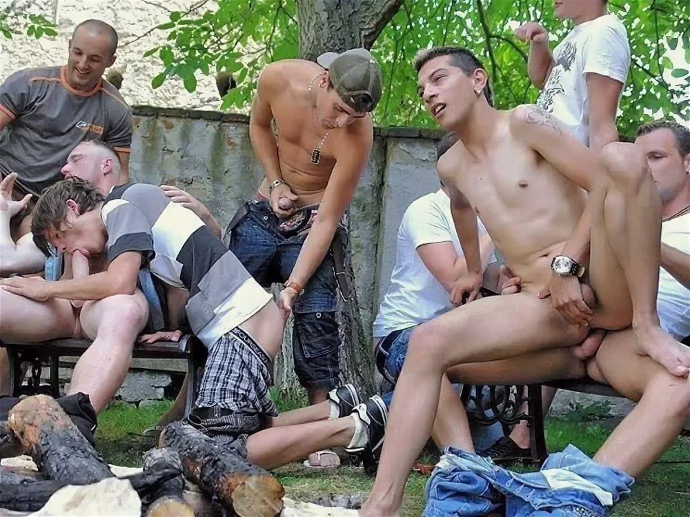 Пьяный голый парень на улице