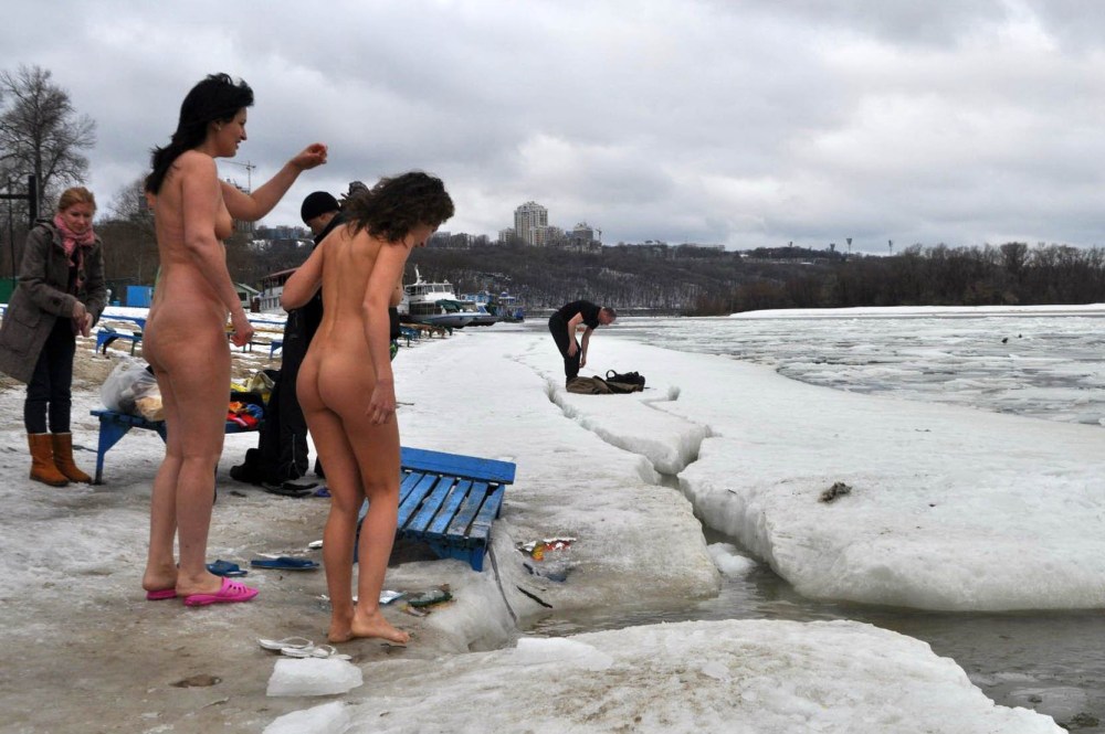 Купание в проруби голышом
