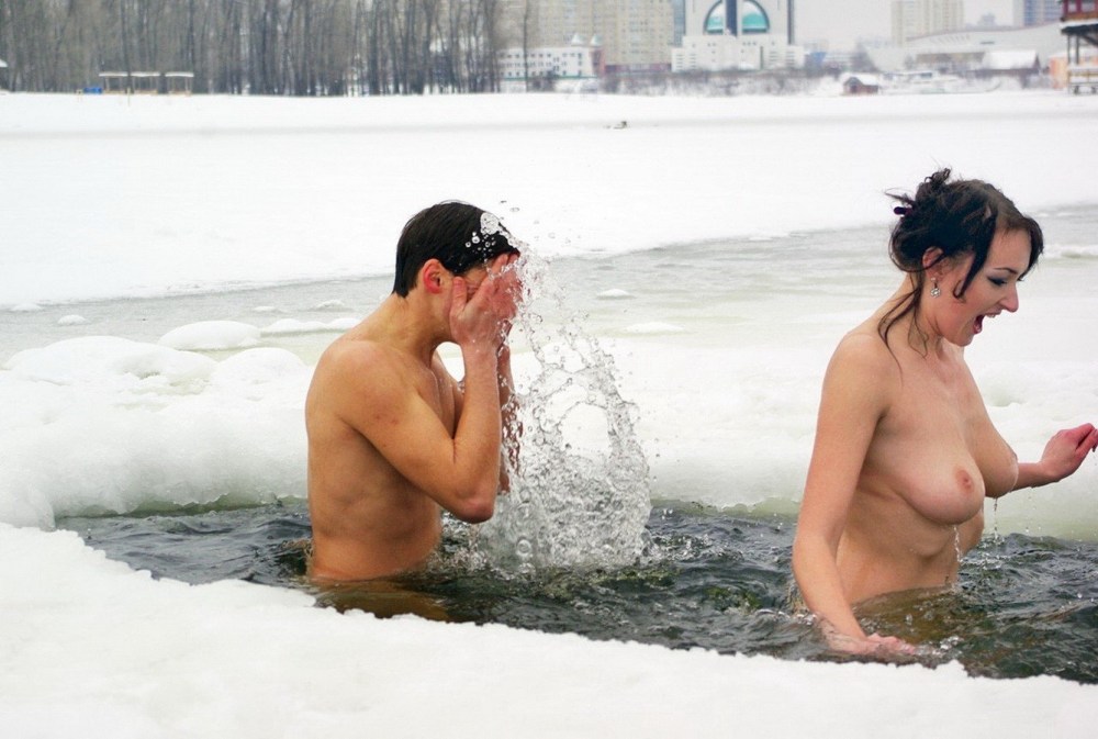Купание зимой в проруби