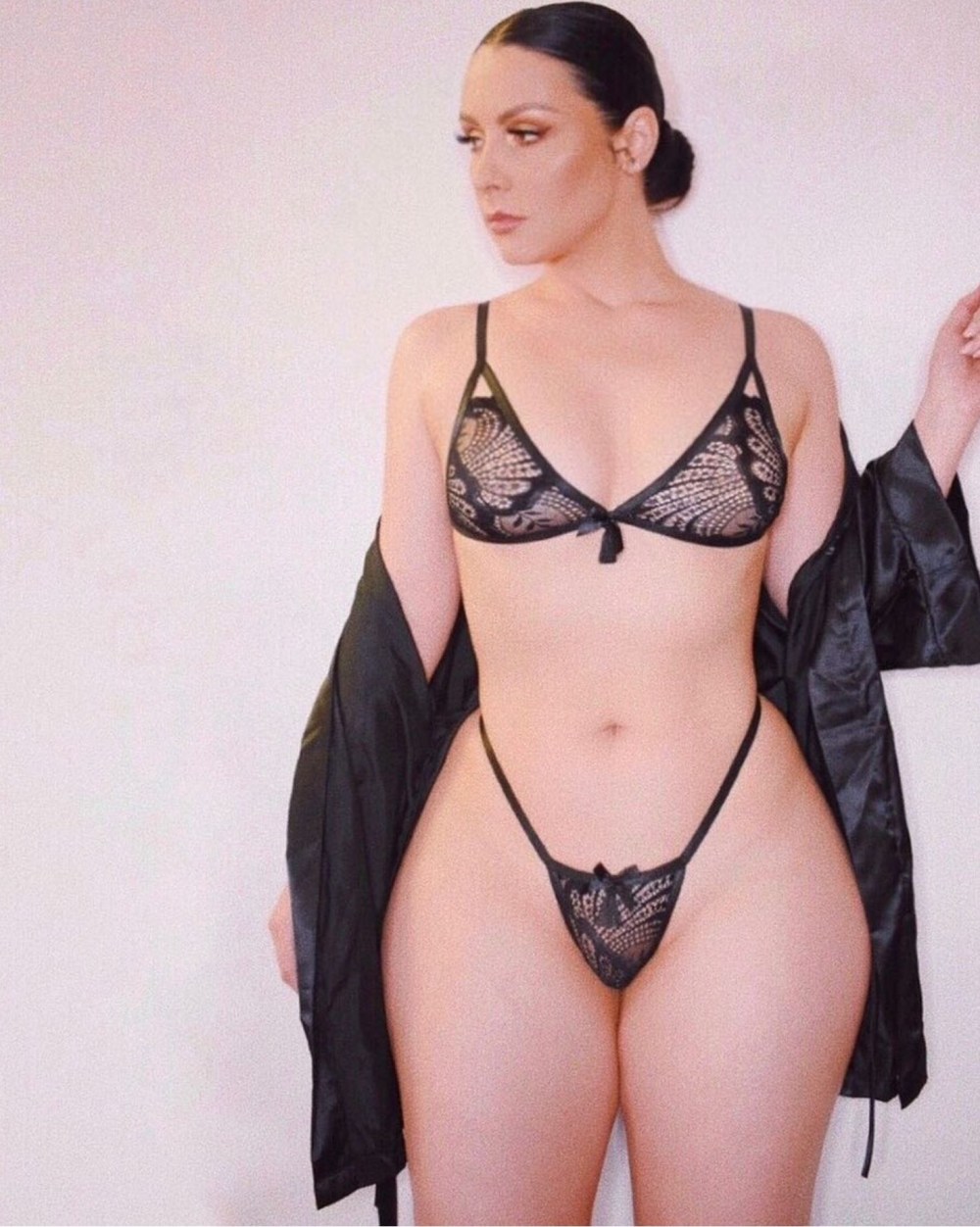 Brittany Shae показывает анал